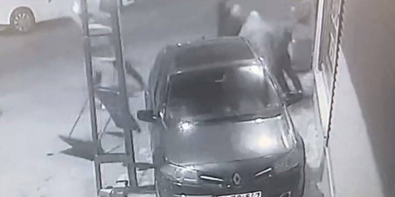 Esenyurt’ta “köpeğim kayboldu” bahanesiyle amca ve yeğenin bıçaklanma anı kamerada