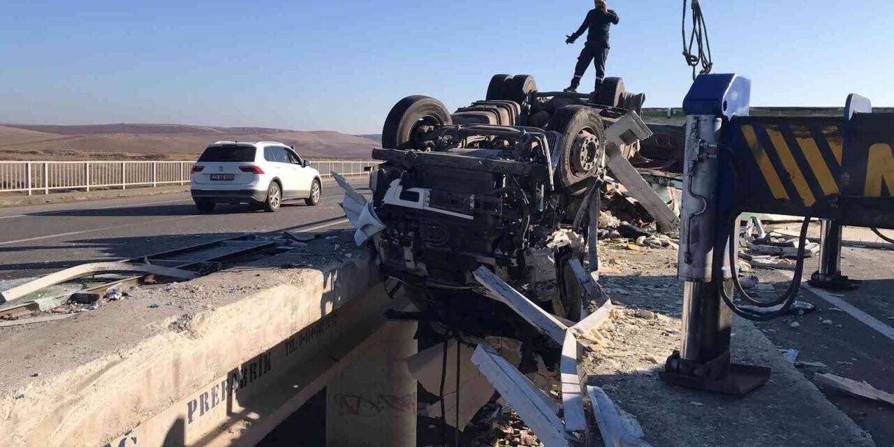 Batman’da köprüden uçan tır askıda kaldı: 2 yaralı