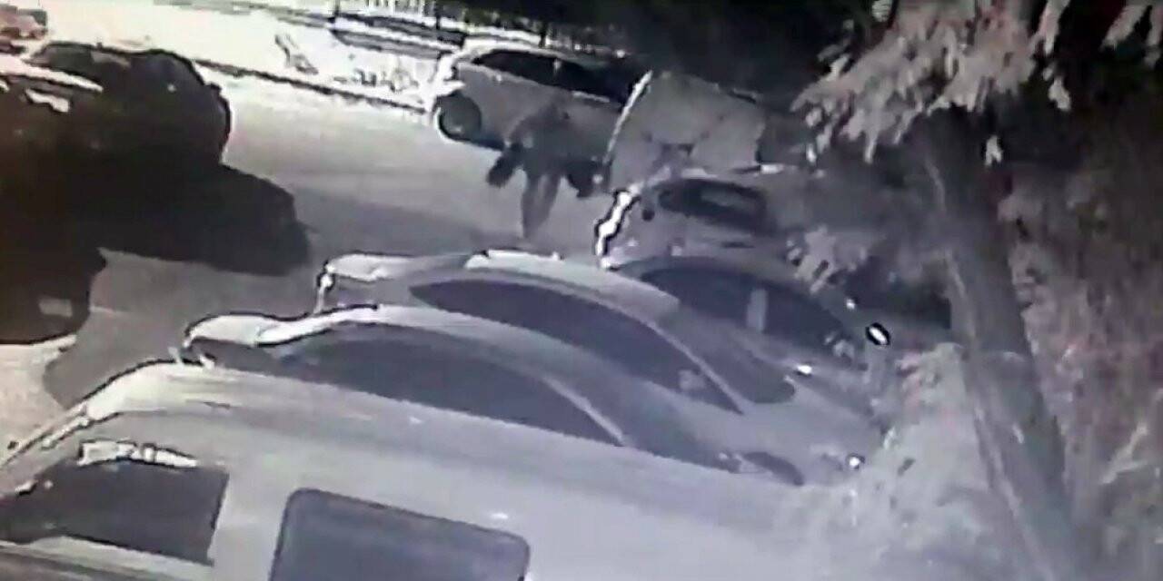 Otomobillerin lastiklerini çalan hırsız kamerada
