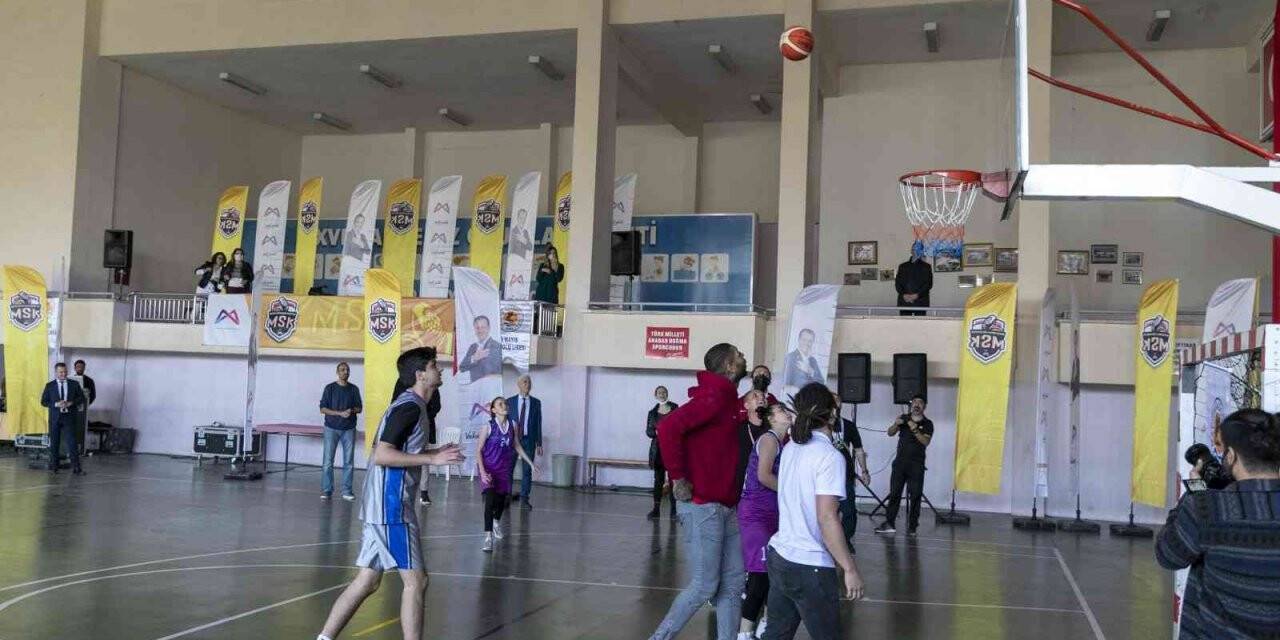 Büyükşehir Belediyesinin basketbolcuları, genç yeteneklerle buluştu