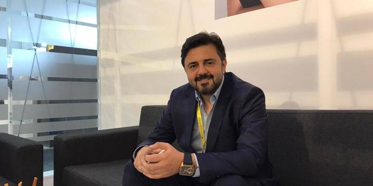 Yeni trend renkli lensler göz kamaştırıyor