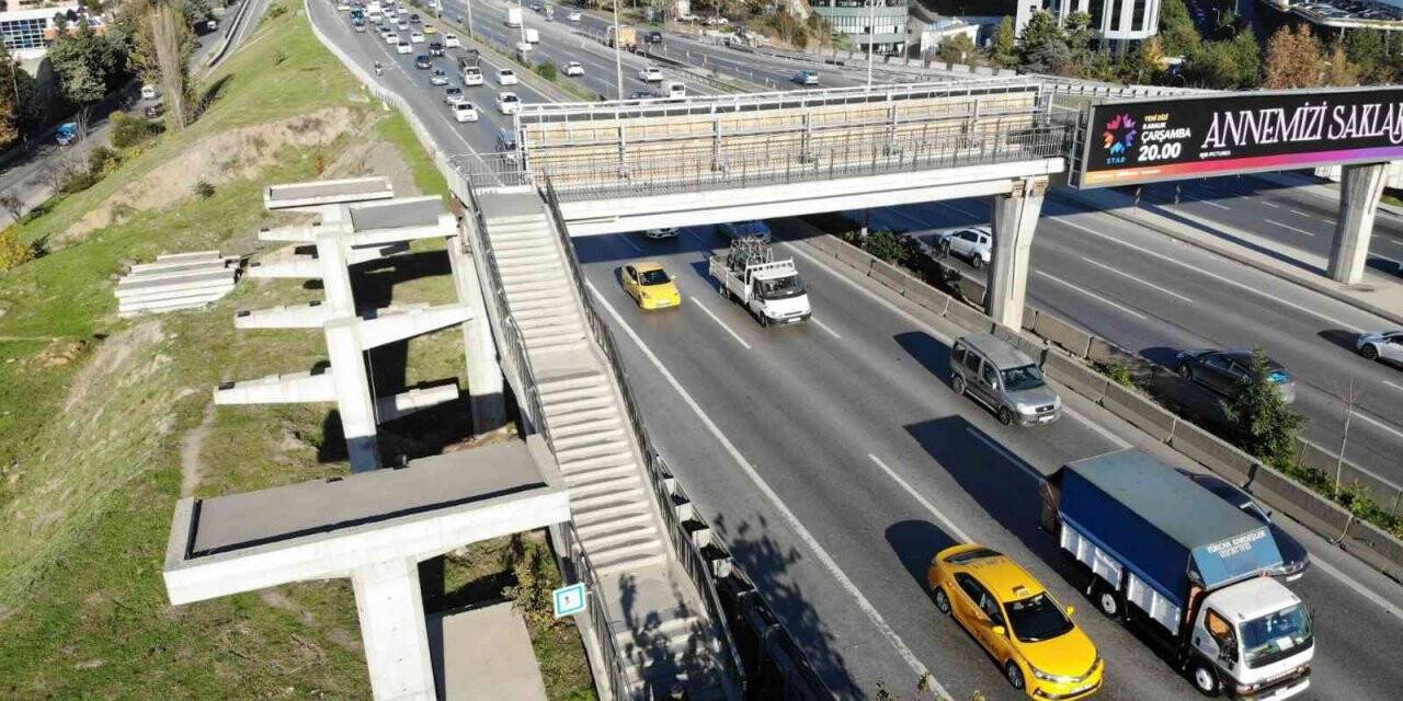 Maltepe’de filmlere konu olacak üst geçit: çıkışı var inişi yok, 3 yıldır yapılmıyor