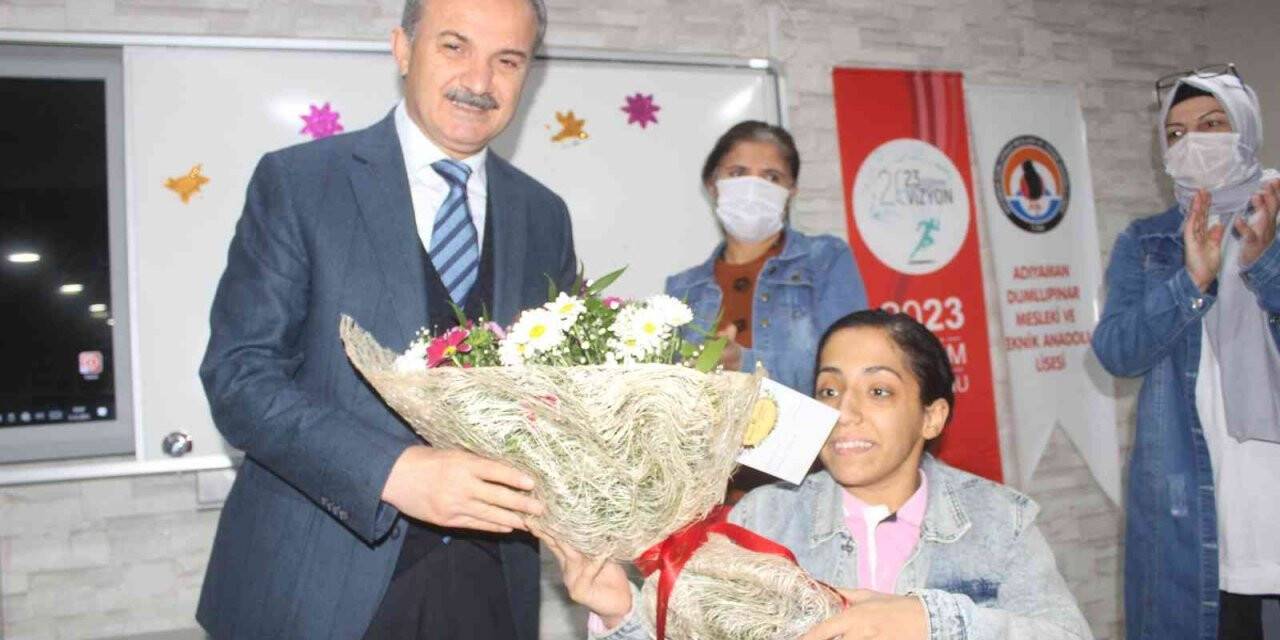 Engelli öğrencinin akülü sandalye mutluluğu