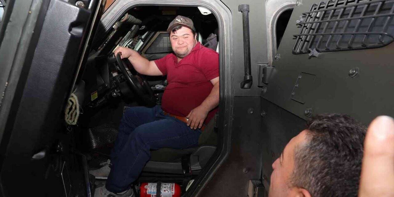 Engelli çocuklar özel harekat polisleriyle bir araya geldi