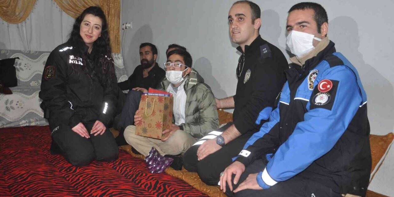 Yüksekova polisi bir kilometre yürüyerek Emir’e sürpriz yaptı