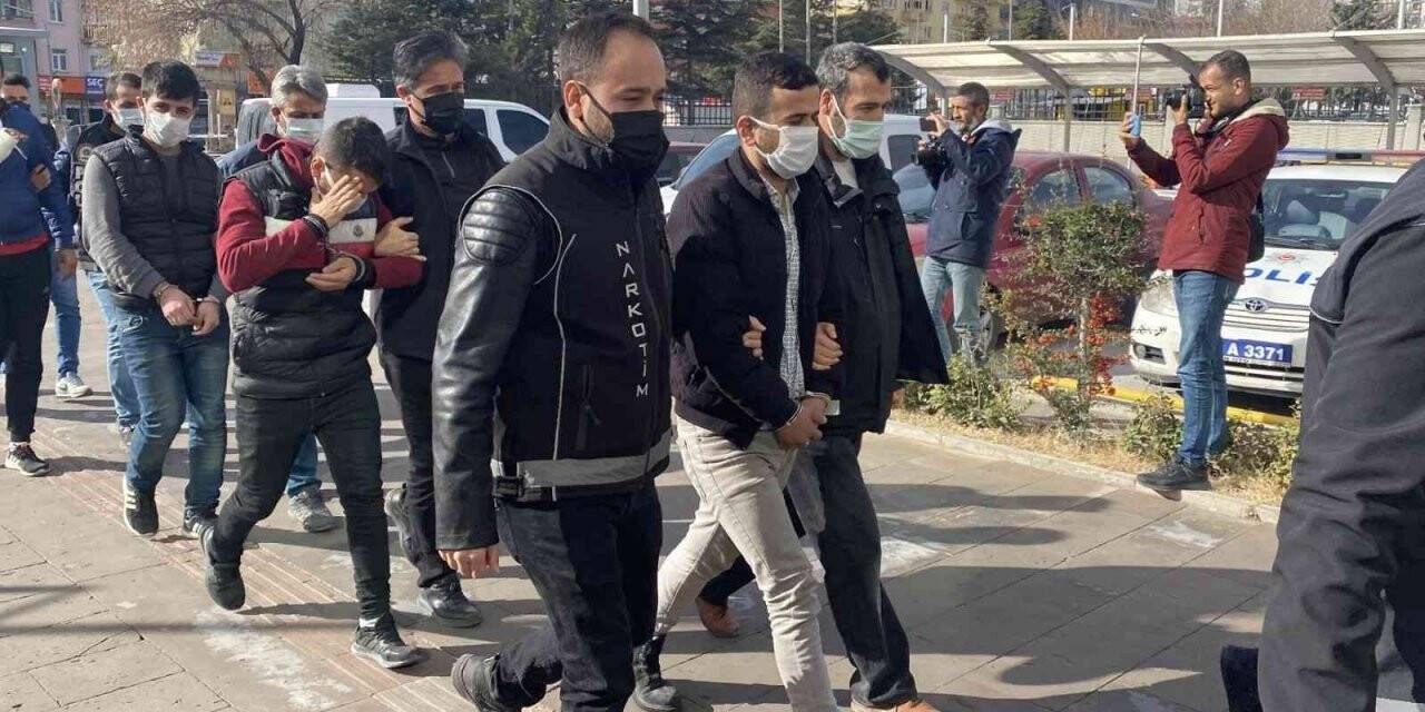 Sokak satıcılarına operasyon: 9 gözaltı