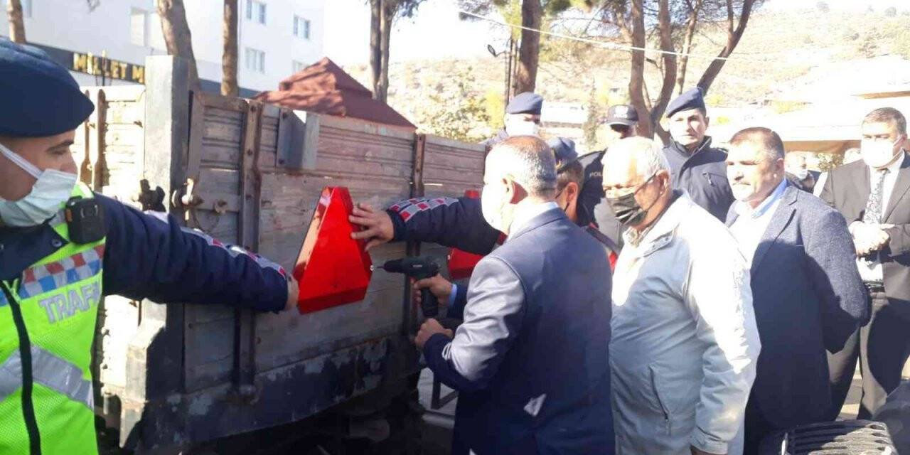 Jandarmadan traktörlere reflektör