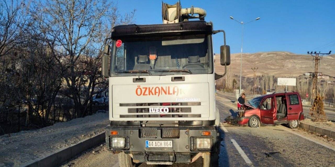 Otomobil kamyona arkadan çarptı: 2’si ağır 4 yaralı