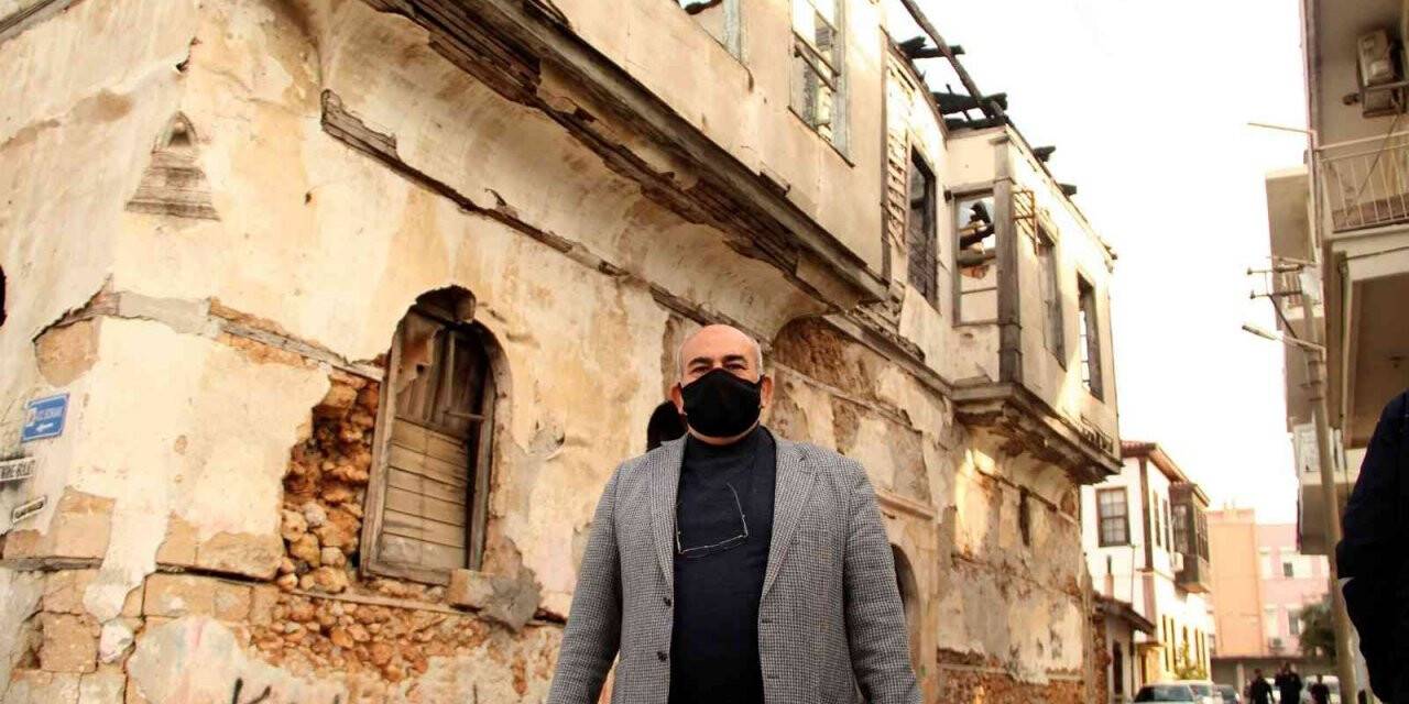 Koruma altındaki tarihi yapılarda çıkan yangınlar, mahalle muhtarını bezdirdi