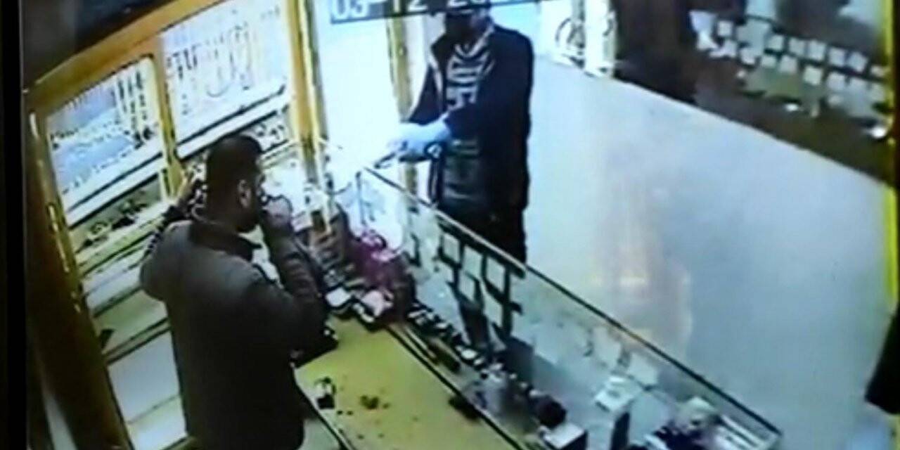 Kuyumcu soygun anında çay içmeye devam etti