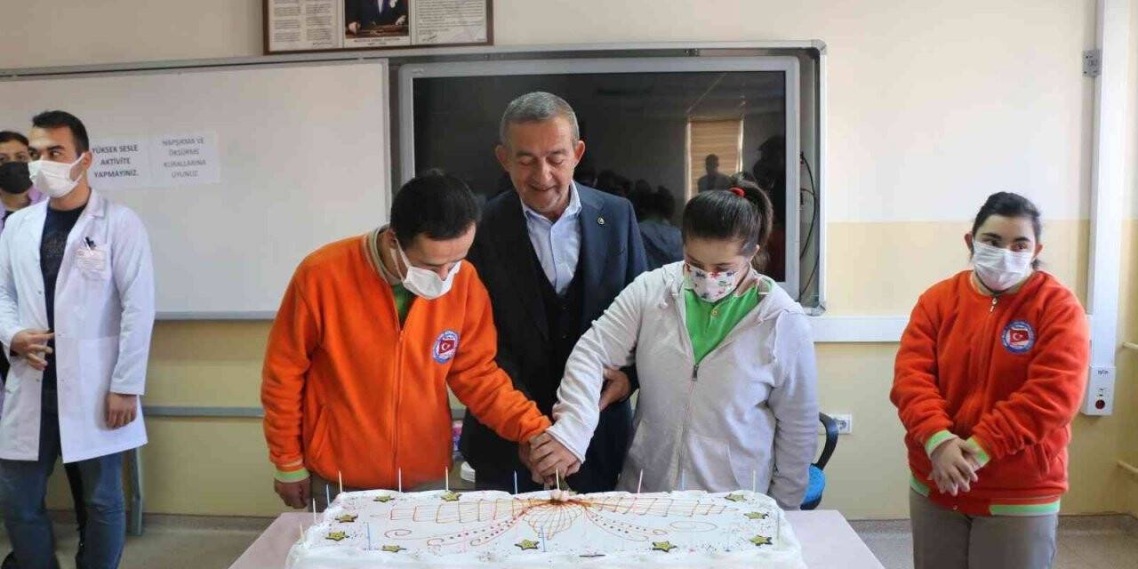 Başkan Tanoğlu engelli çocukları yalnız bırakmadı