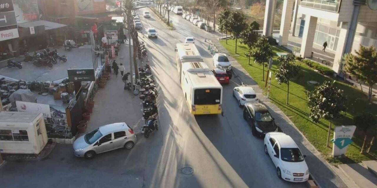 Caddeyi motosiklet sergisine çevirdiler, trafik çileye dönüştü