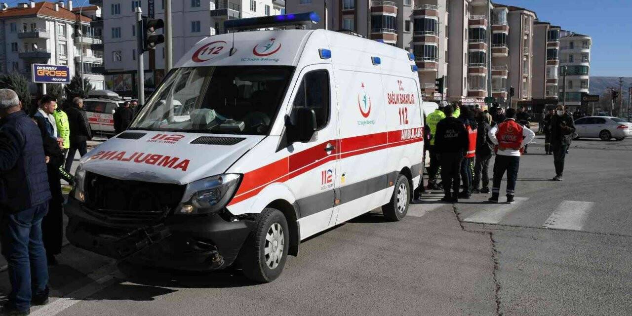 Hasta taşıyan ambulans otomobille çarpıştı: 1 yaralı