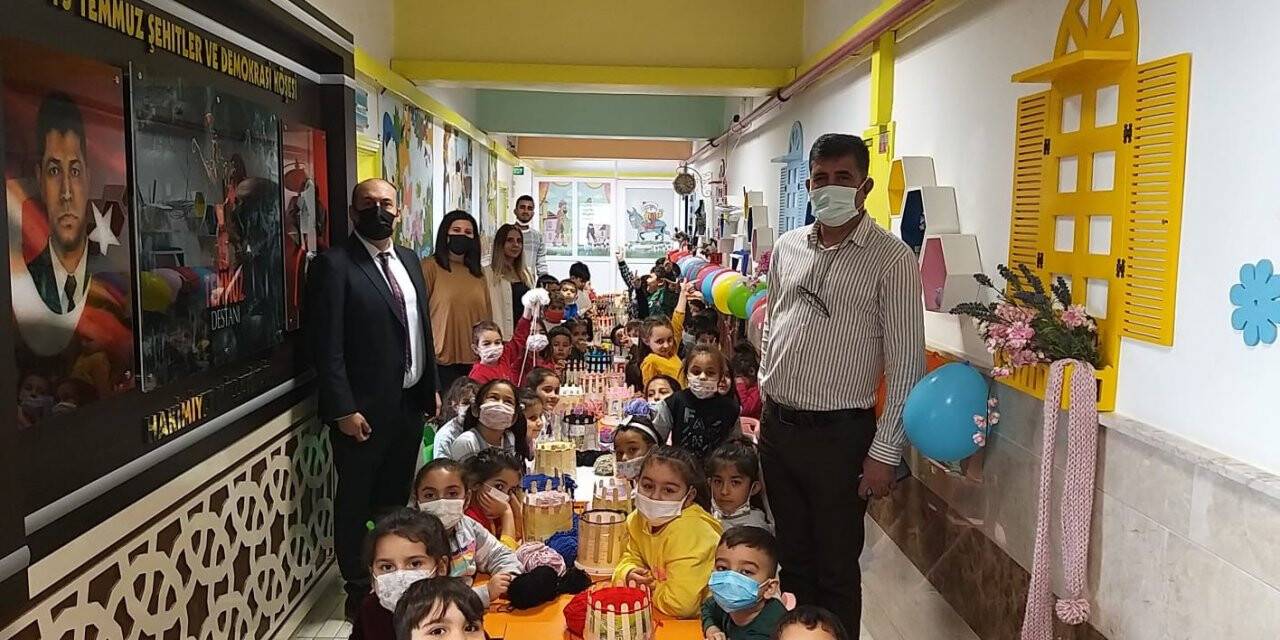 Minikler ilmek ilmek sevgi örüyor