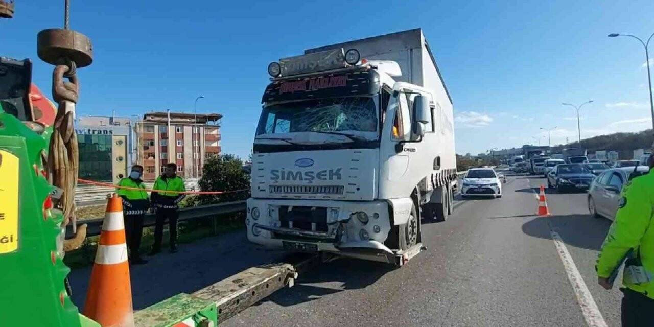Kartal’da kamyon, yolcu dolu İETT otobüsüne çarptı: 6 yaralı