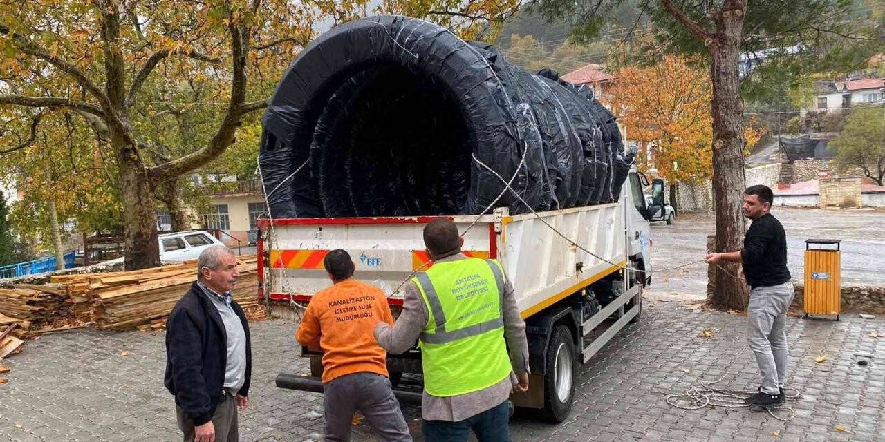 Aksekili üreticiye 2 bin 100 metre boru yardımı