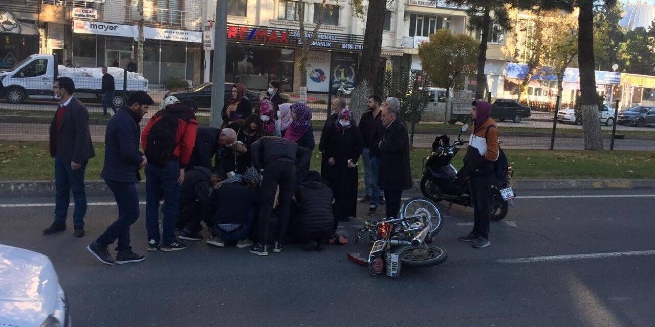 Motosiklet yayaya çarptı: 2 yaralı