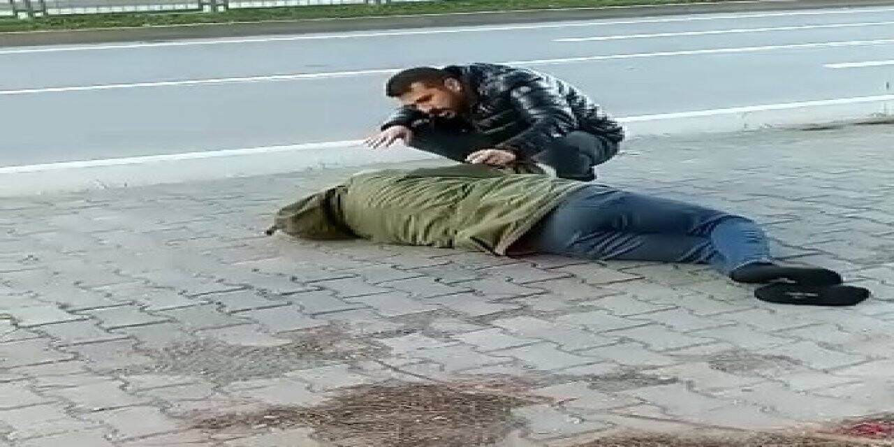 Otomobil kaldırımda yürüyen yayalara çarptı:3 yaralı