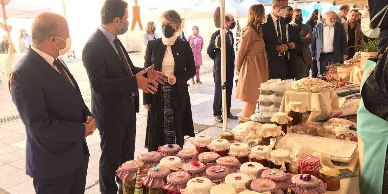 Özel çocuklar eserlerini sergiledi