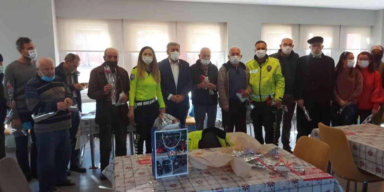 Polis ekipleri huzurevinde yaşayanlara eğitim verdi
