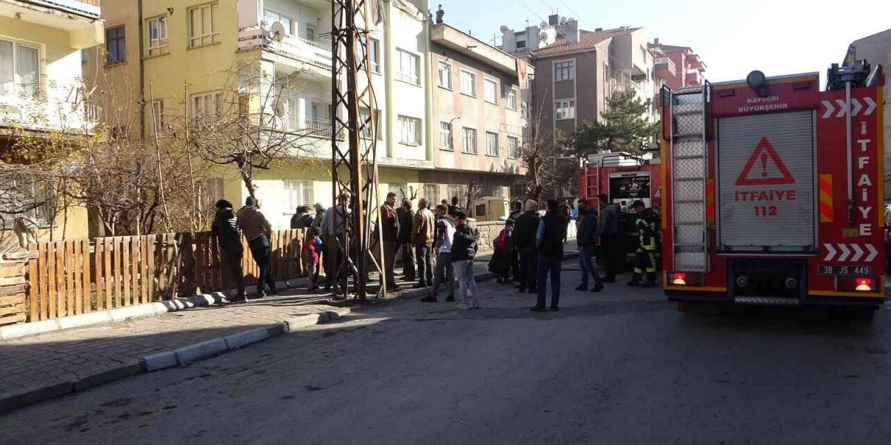 Evde çıkan yangını itfaiye söndürdü