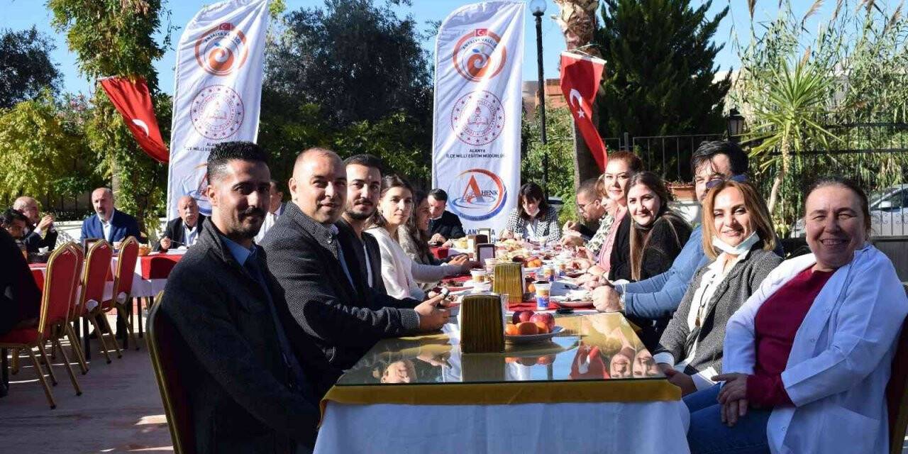 Alanya’da 22 turizm öğrencisi burslu okuyor