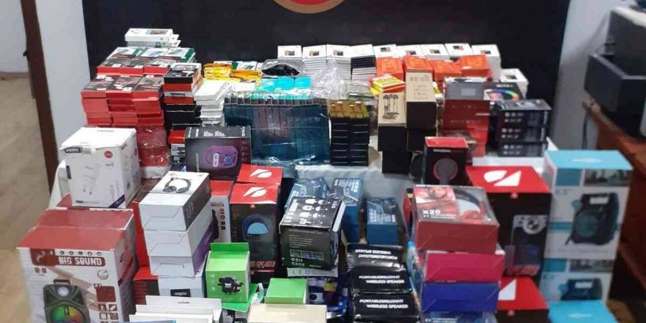 Hatay’da kaçak cep telefonu aksesuarları ele geçirildi