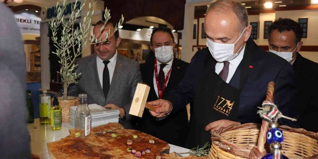 Başkan Özlü İzmir fuarında zeytin kırdı, halı dokudu