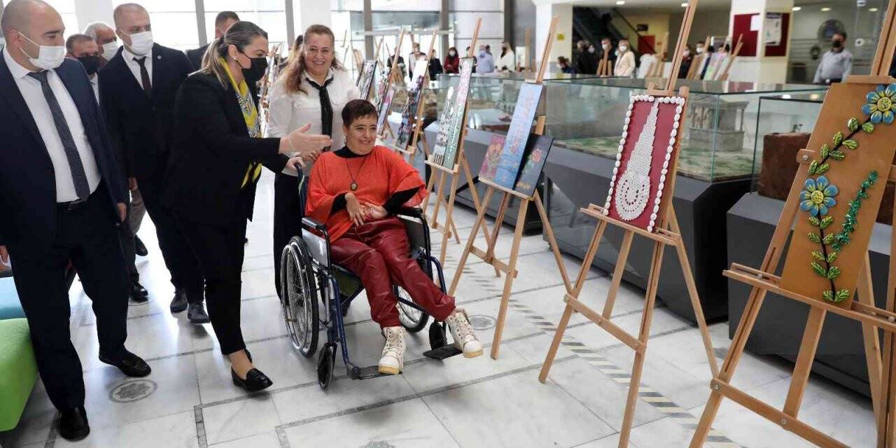 Engelli sanatçının ayaklarıyla yaptığı resimler sergilendi