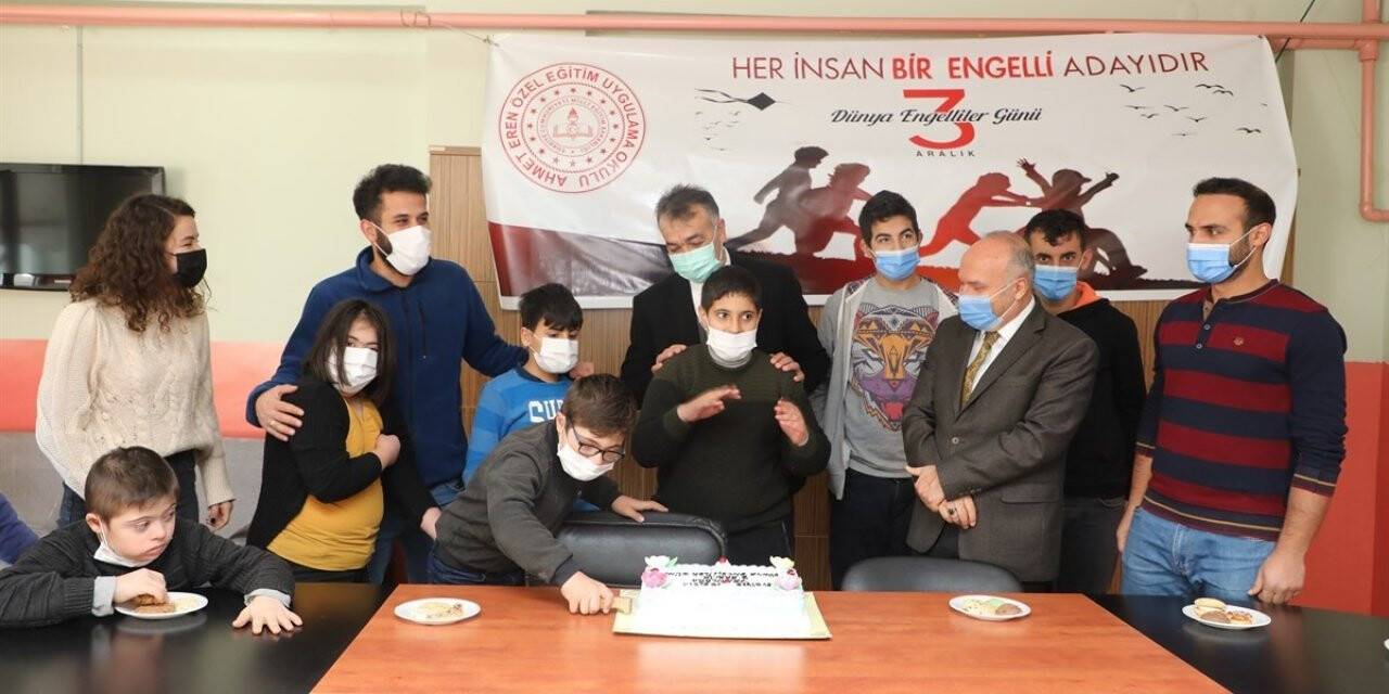 Vali Çağatay’dan özel gereksinimli öğrencilere ziyaret