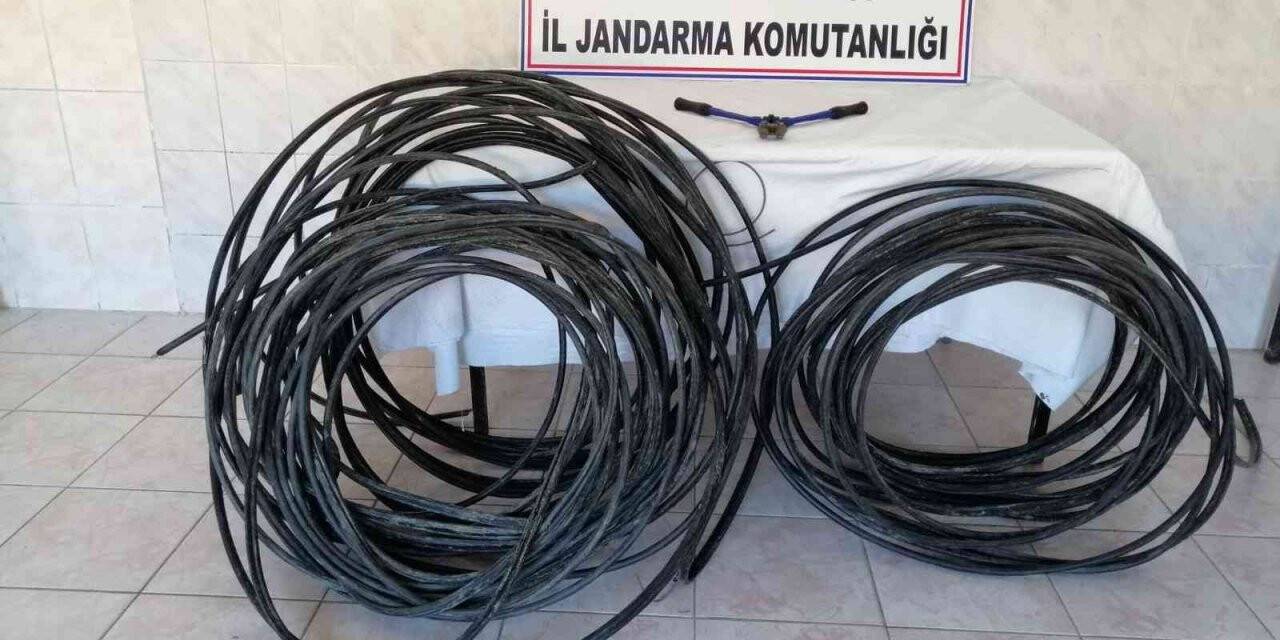 130 metre kablo çalan 3 kişi jandarmaya yakalandı