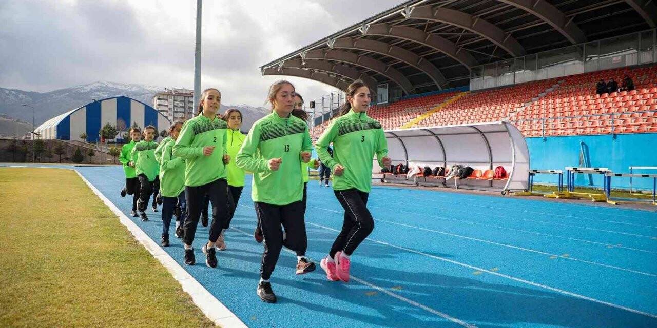 Atletizmde tüm dereceler Talas’ın