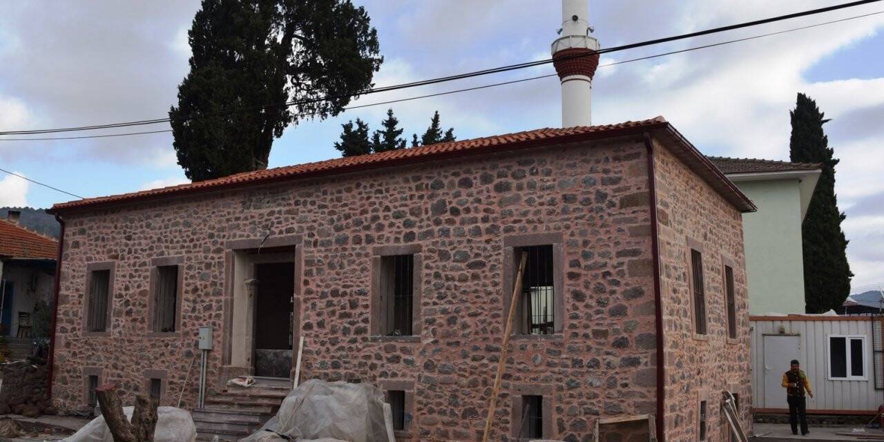 Yunusemre Belediyesi Üçpınar’daki tarihi restore ediyor