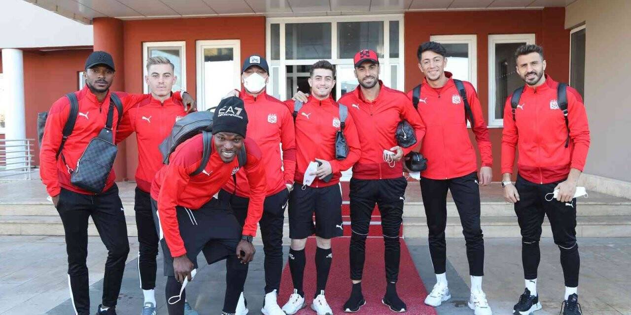 Sivasspor kafilesi Alanya’ya ulaştı