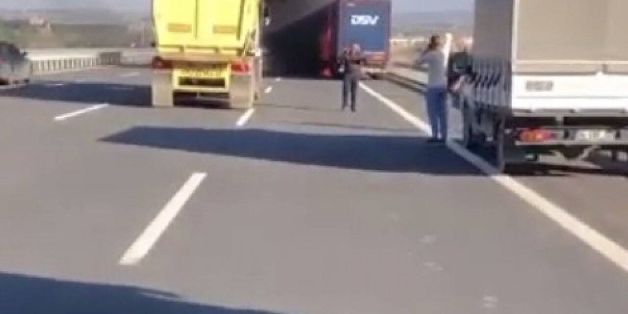 Kuzey Marmara Otoyolunda tır yanarak kullanılamaz hale geldi