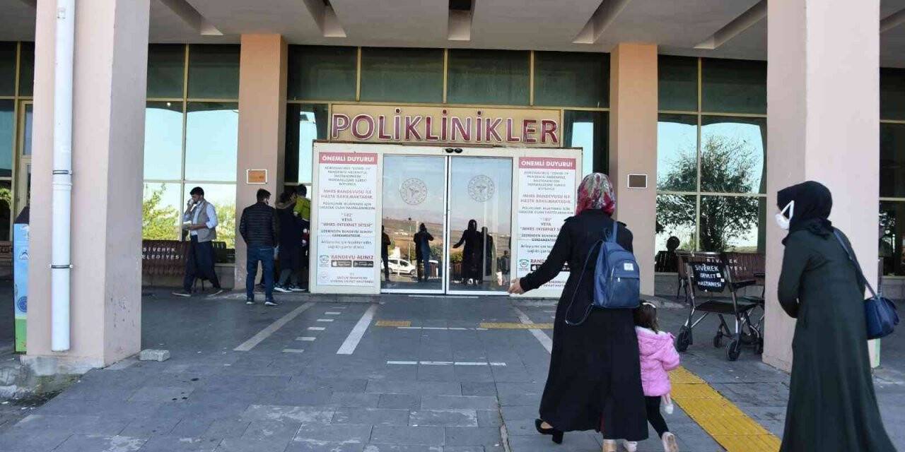 Hastanede karşılaşan husumetli ailler birbirine girdi: 2’si ağır 3 yaralı