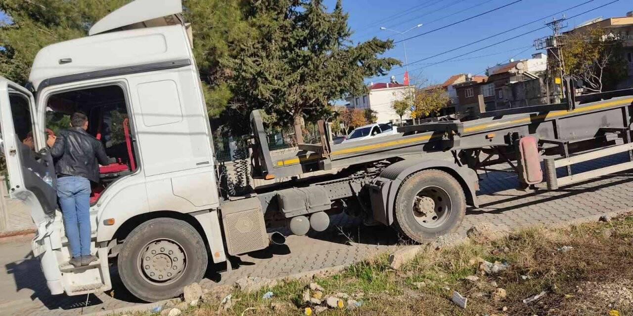 Tırın çarptığı anne ve bebeği yaralandı
