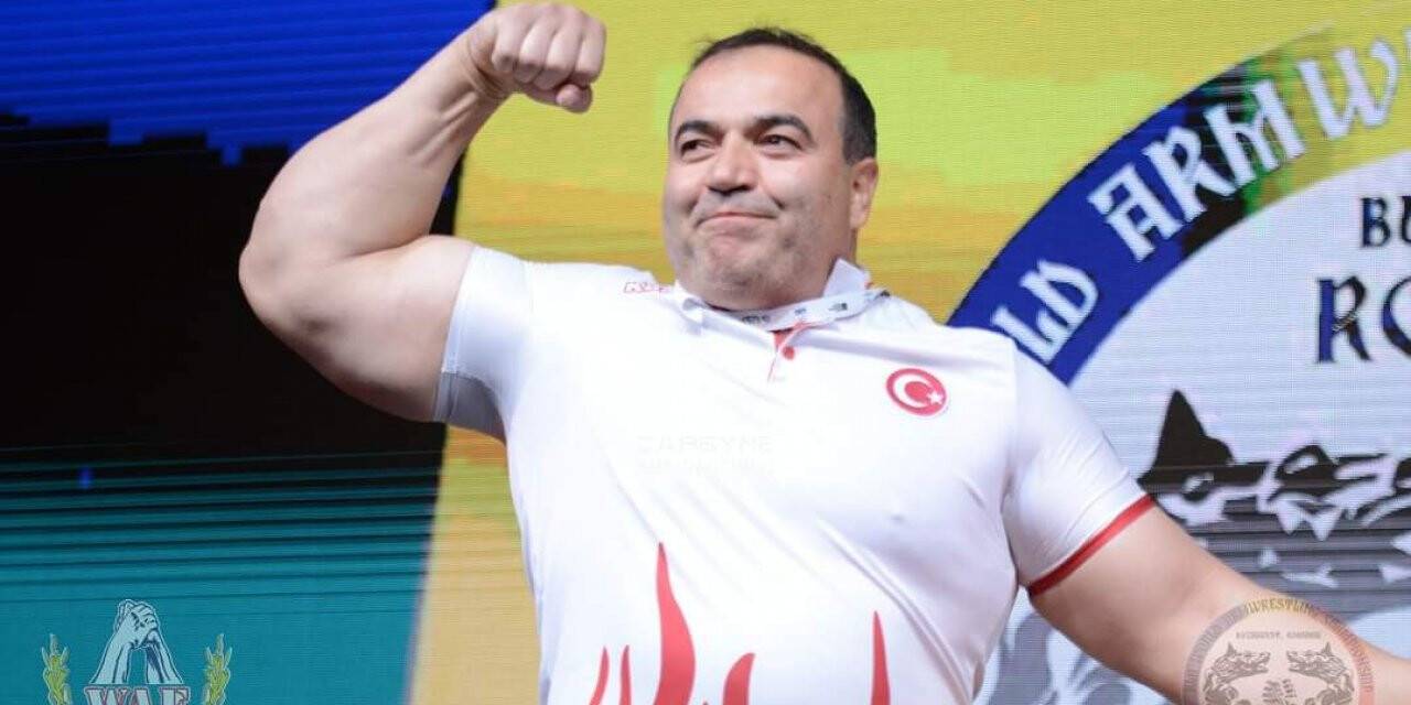 Sağ elinin ardından bu kez sol eliyle dünya şampiyonu oldu