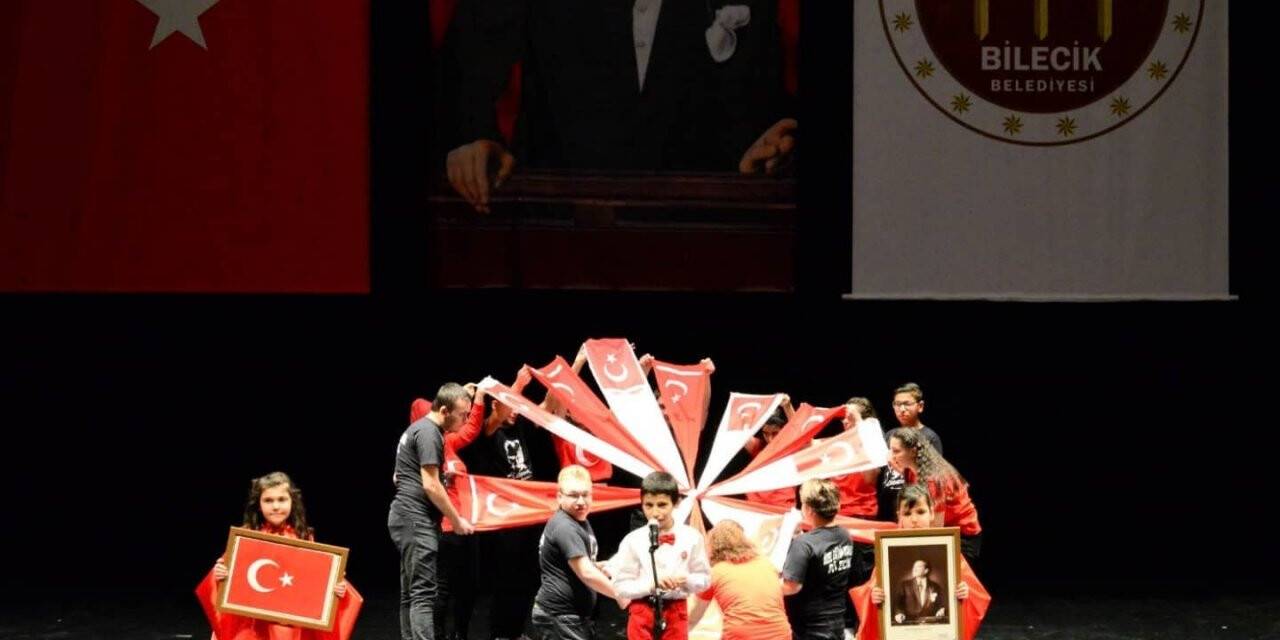 Özel gereksinimli çocuklar ayakta alkışlandı