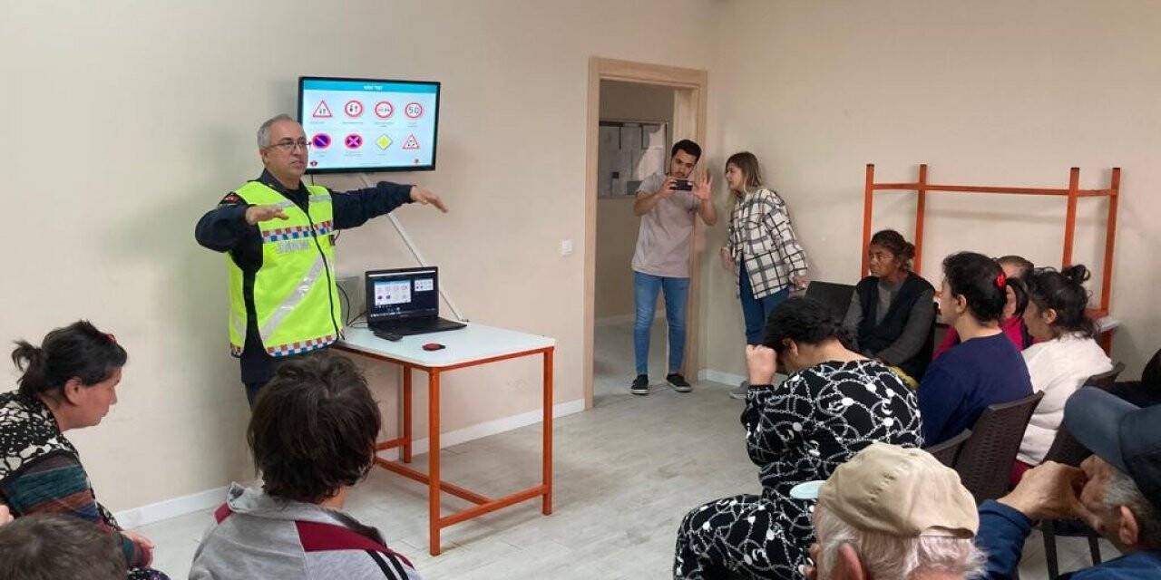 Jandarmadan bakıma muhtaç vatandaşlara trafik bilgilendirmesi