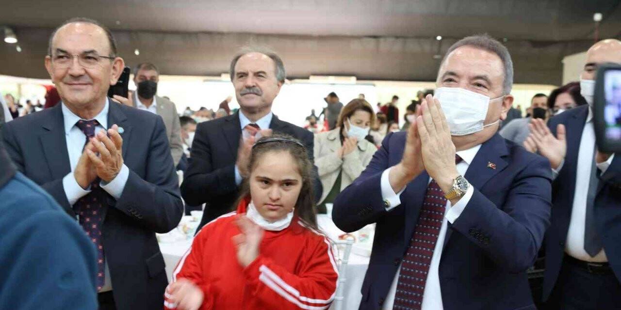 Başkan Böcek engelli bireylerler ve aileleriyle bir araya geldi