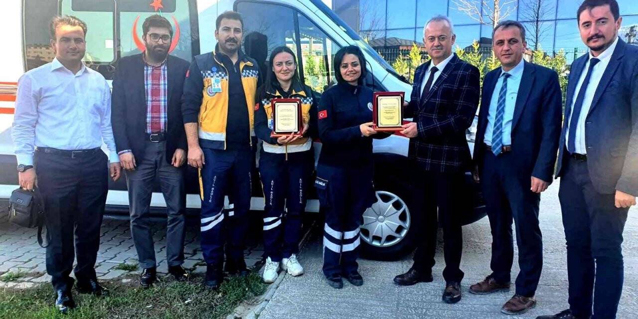 Yılın en iyi istasyonu personeline Sağlık Müdüründen plaket