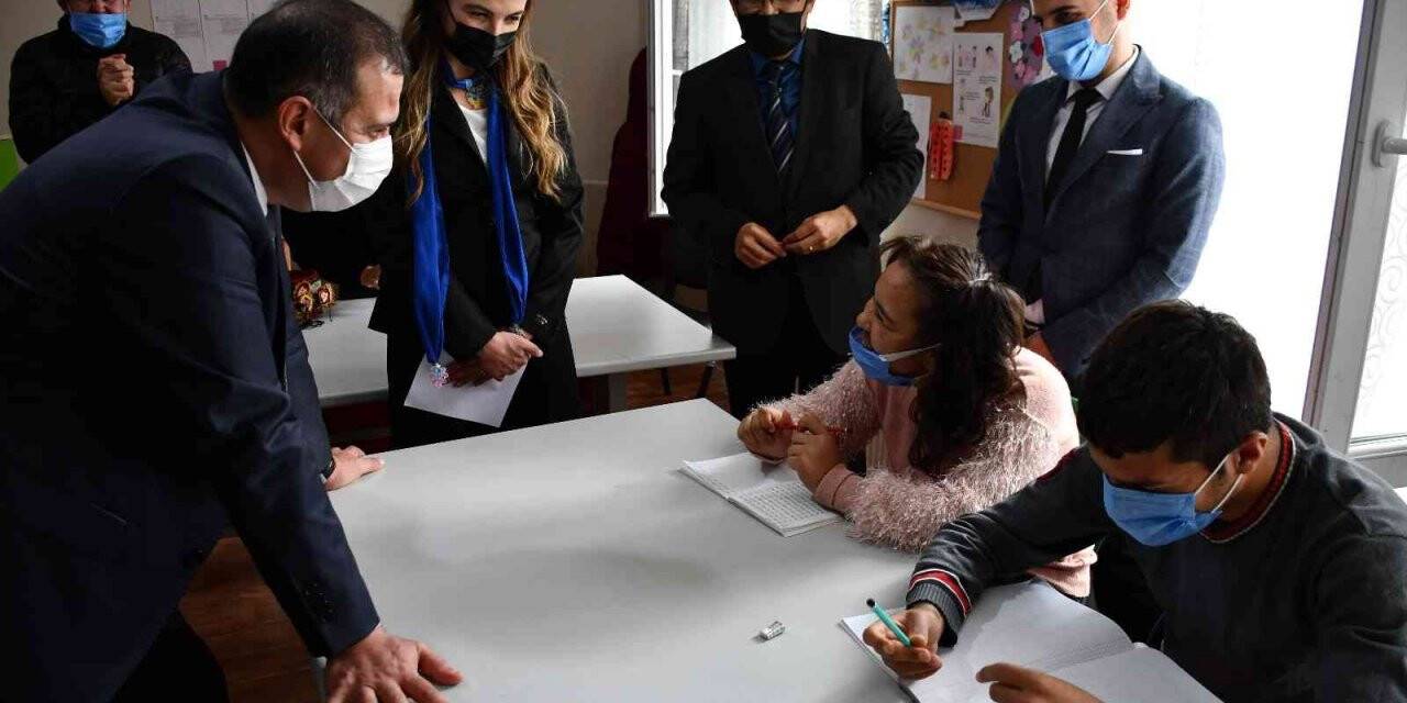 Söke Kaymakamı Güney’den özel eğitim öğretmenlerine özel kutlama