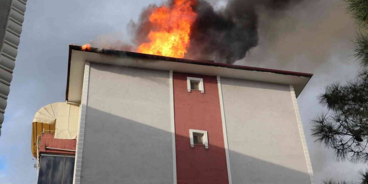 Binanın çatısında çıkan yangın mahalle sakinlerini korkuttu