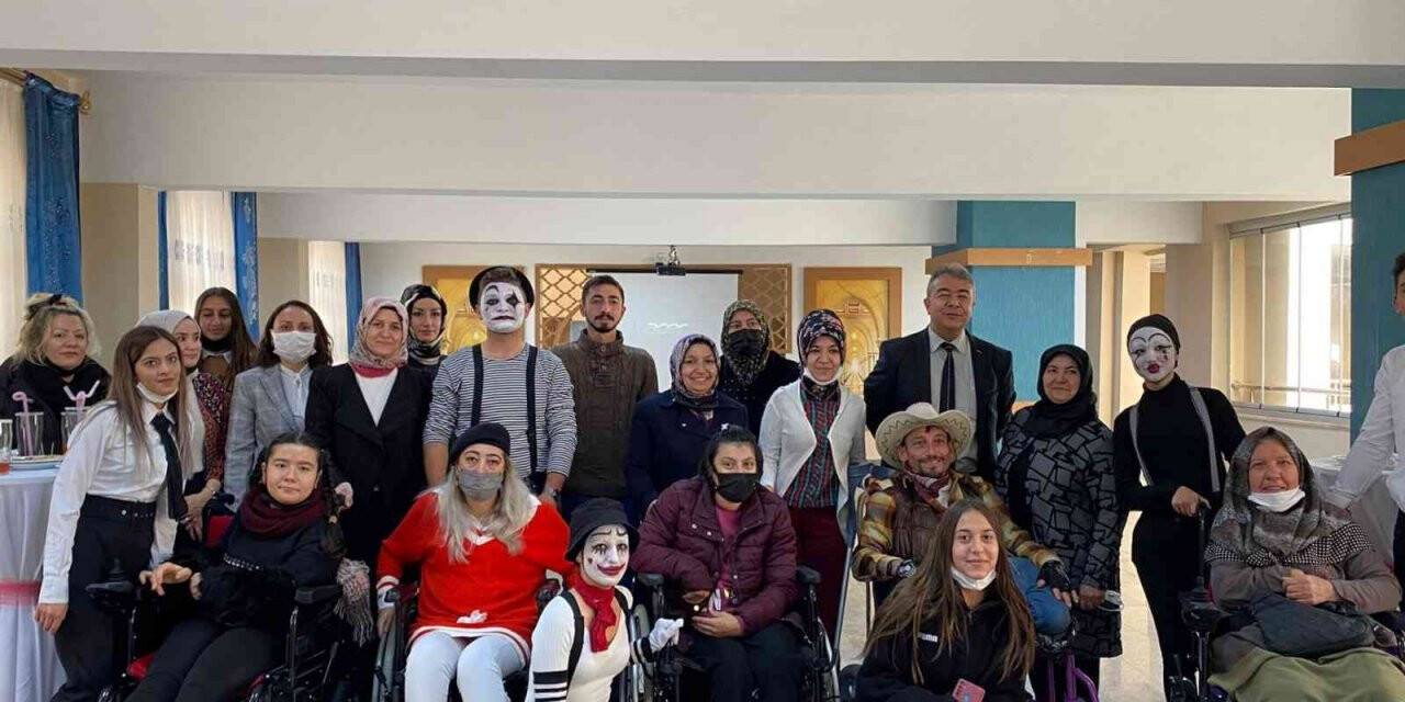 Lise öğrencilerinden engelliler için iyilik hareketi