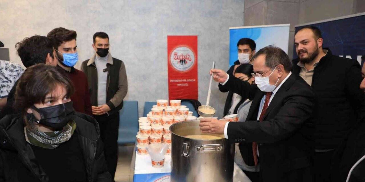 Üniversite öğrencilerine sınav haftasında sıcak çorba ikramı
