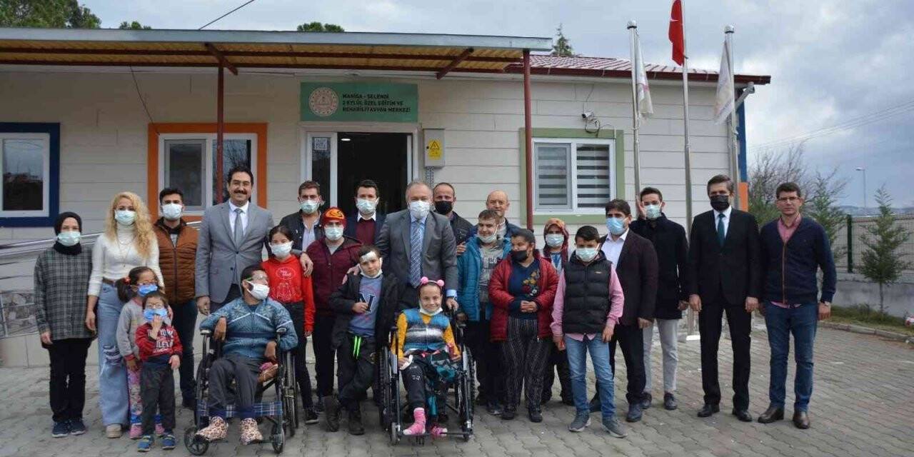 Engelli öğrencileri ziyaret ettiler