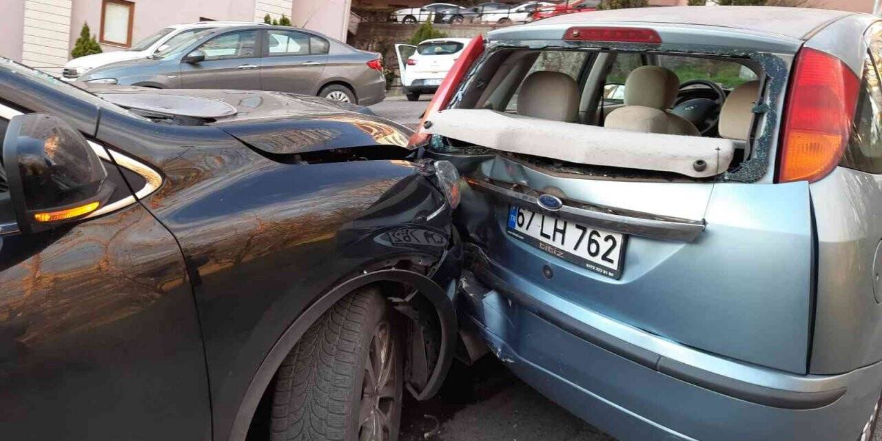 Yokuş aşağı inen otomobil 2 araca çarptı: 1 yaralı