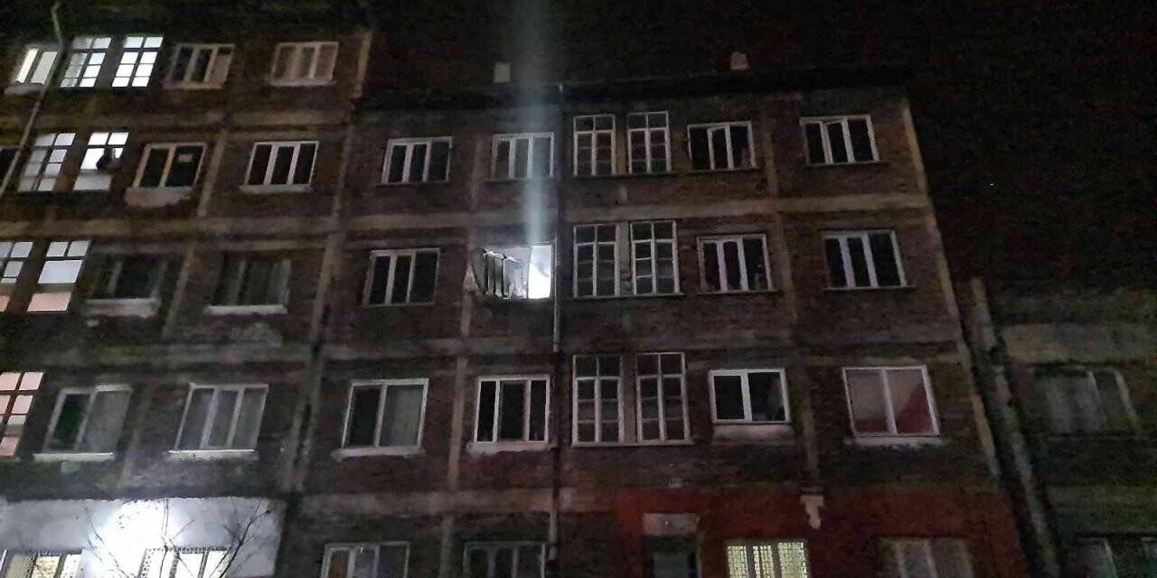 İki kardeşi yanmaktan komşuları kurtardı