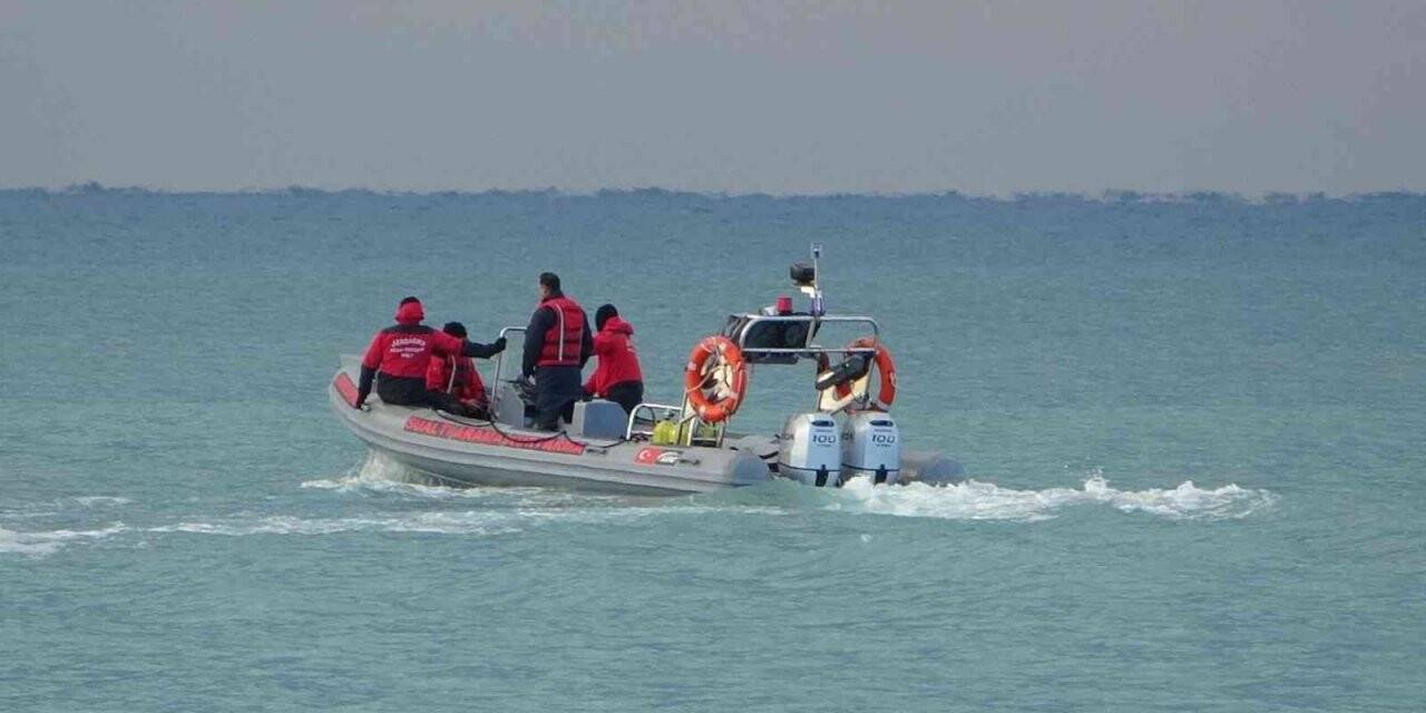 Bindikleri tekneden denize atlamaya zorlanan 2 göçmenin cesedine ulaşıldı